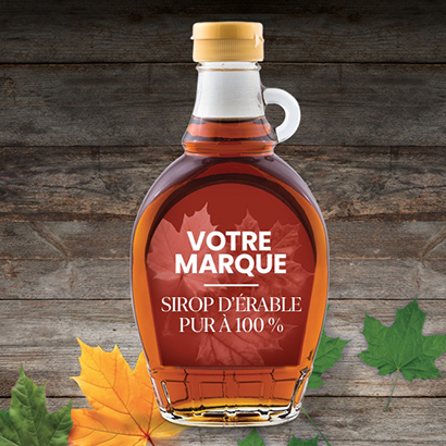 Deux bouteilles en verre de sirop d’érable de marque privée et une cruche en plastique.