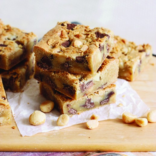 Maple &amp; Macadamia Milk Chocolate Chunk Blondies - Lantic Maple